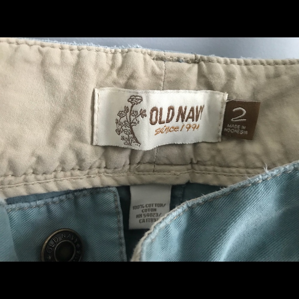 Old Navy cropped distressed pants. L.blue Sz 2